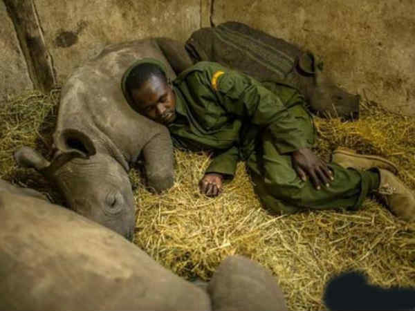 17-1392616588-weird-guy-sleeping-with-hi