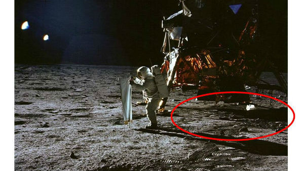 09. நிலவில் பள்ளங்கள் காணப்படவில்லை.!