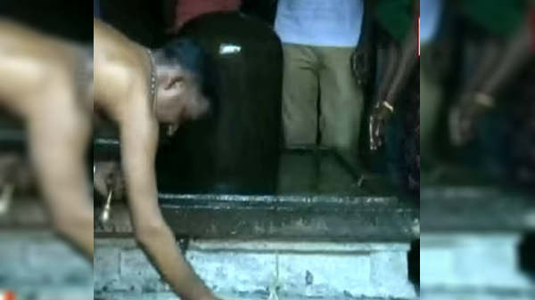 சுனைநீர் வெளியேற்றம்: