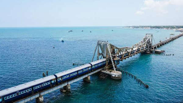அடிக்கல் நாட்டும் மோடி:
