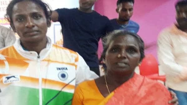 கண்ணீர் விட்டு அழுதார்