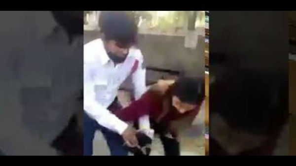 போக்குவரத்துக்குக் காவலாளியை தாக்கிய பெண்
