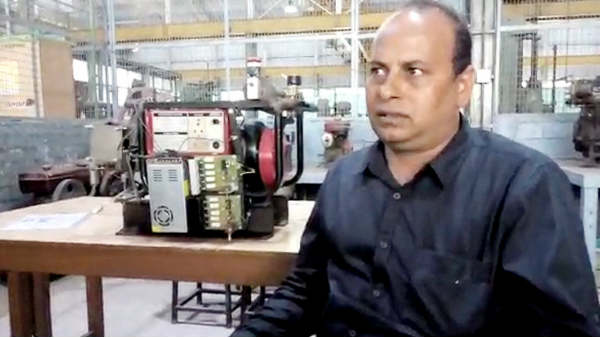 ரூ.20ல் பெட்ரோல், டீசலுக்கு மாற்றுவழி கண்டுபிடித்த நம்மவூர் விஞ்ஞானி. ரூ.20ல் பெட்ரோல், டீசலுக்கு மாற்றுவழி கண்டுபிடித்த நம்மவூர் விஞ்ஞானி.