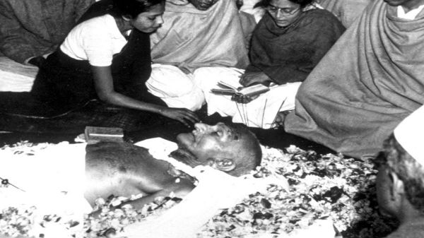 காந்தியின் உடல் பிரேத பரிசோதனைக்கு அனுப்பப்படாதது ஏன்?