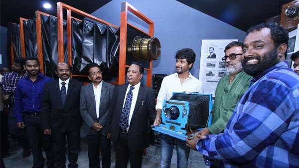 4000 கேமராக்களை சேகரித்துள்ளார்