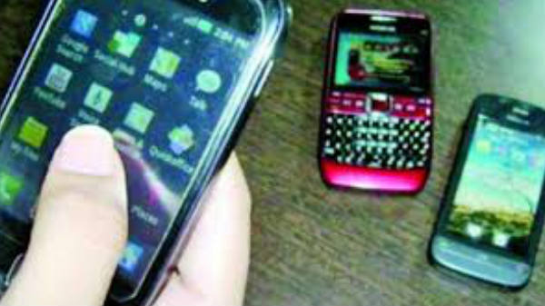2 செல்போன்கள் பறிமுதல்: