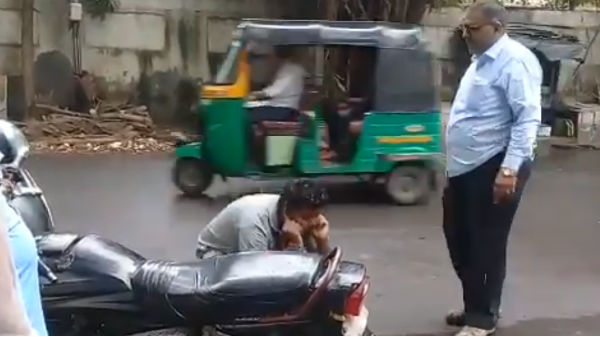 வண்டியில் சென்ற ஒருவரை வளைத்துப் பிடித்த அதிகாரிகள்