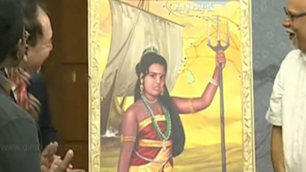 சிவப்பு பாய் மர கப்பலில் ராணி: