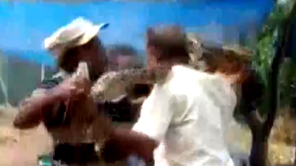 கழுத்தை நெரிக்கத் துவங்கிய பாம்பு