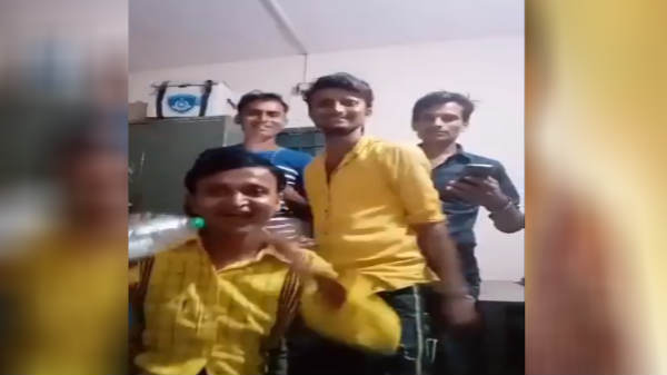 அறையில் அமர வைத்த போலீசார்