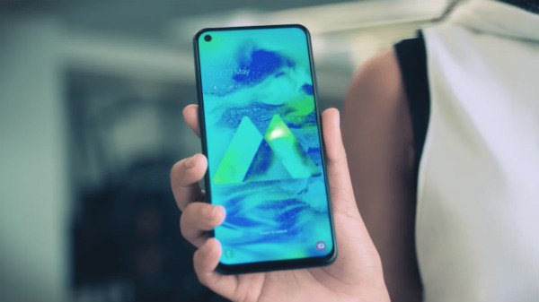 பஞ்ச் ஹோல் கேமராவுடன் இன்ஃபினிட்டி டிஸ்பிளே
