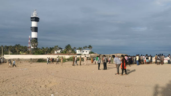 4 படகுகள் மூலம் கரைக்கு கொண்டுவந்த மீனவர்கள்