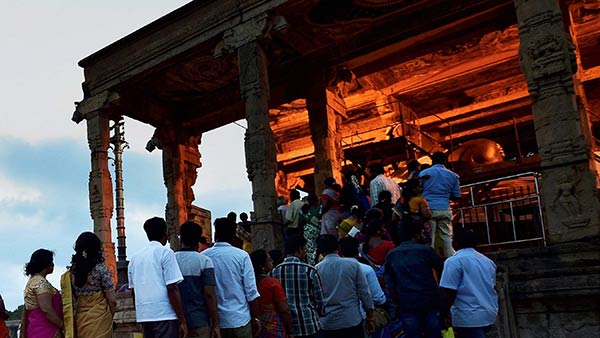 தமிழ் மொழியில் மந்திரங்களை ஓதி நடத்த வேண்டும்