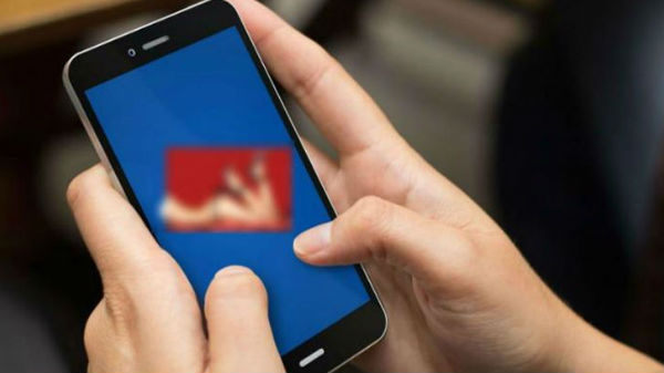 தொடர்ந்து ஆபாச வீடியோ பார்க்கும் பழக்கத்தைக் கொண்ட 80 பேர்