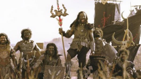 பாகுபலி நெஞ்சில் அம்பை எய்திய வீரர்கள்