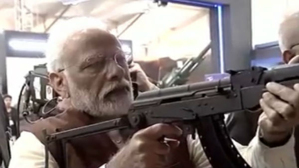 துப்பாக்கியை எடுத்து குறி வைத்தார்