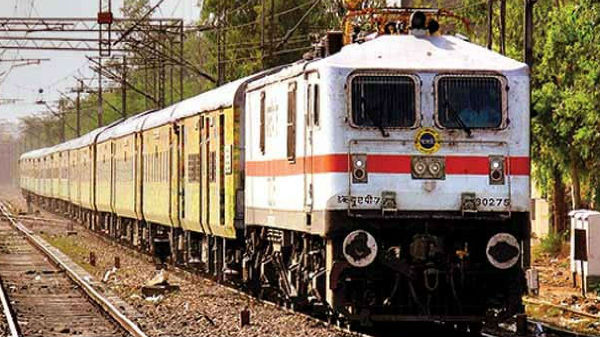 சேரன் அதிவிரைவு ரயலில் இரவில் பயணம்