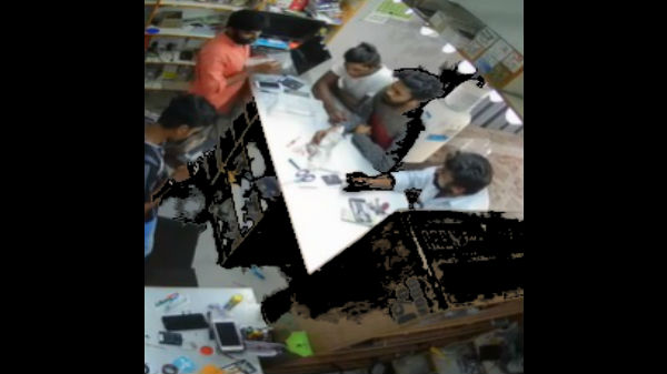 பேட்டரியை நீக்கி செல்போன் பழுதுபார்த்த ஊழியர்