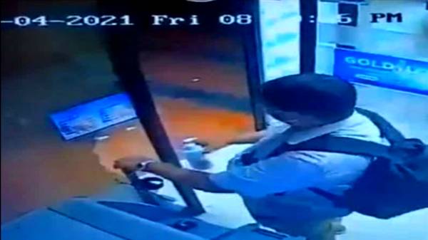ATM அறைக்குள் வைக்கப்பட்டிருந்த ஹேண்ட் சானிடைசர்