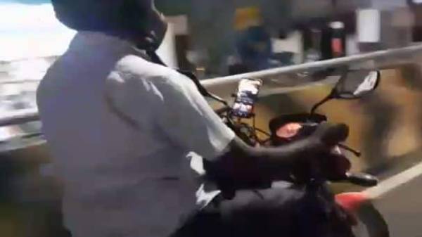 ம் இரவு நேரத்தில் மேம்பாலத்தில் தனது இரு சக்கர வா
