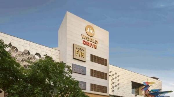 சத்தமில்லாமல் ஜியோ நிறுவனம் செய்த வேலை: இந்தியாவின் முதல் ரூஃப் டாப் ஓபன் தியேட்டர்.!