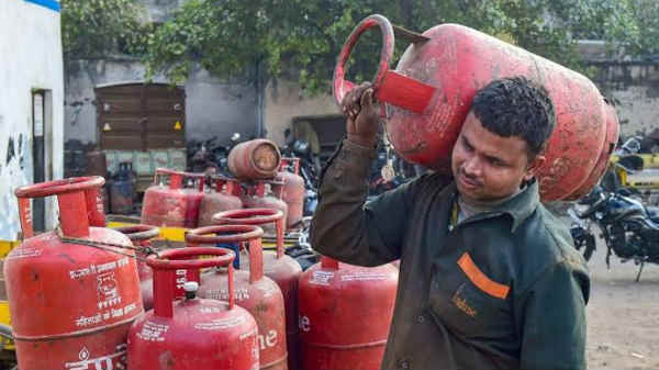 சிலிண்டர் மானியத்தை அரசு நிறுத்தியதற்குக் காரணம் என்ன?