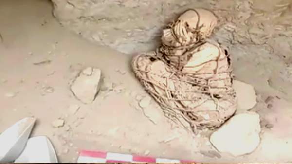 கயிறுகளால் இறுக்கி கட்டப்பட்ட மம்மி உடல்