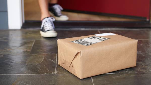 ஆன்லைனில் பாஸ்போர்ட் கவர் ஆர்டர் செய்த நபர்: கூடவே 'இதுவும்\