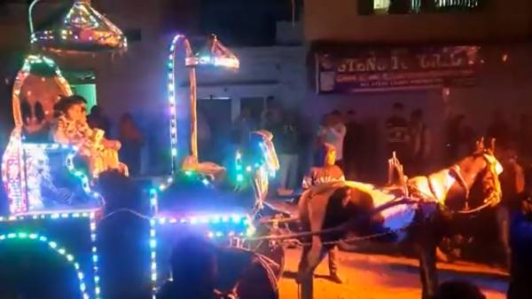 அப்பா பாசம்- குடியை நிறுத்தி தன் மகளுக்கு மொபைல் வாங்கி ஊர்வலமாக எடுத்து வந்த டீ விற்கும் தந்தை: வீடியோ!