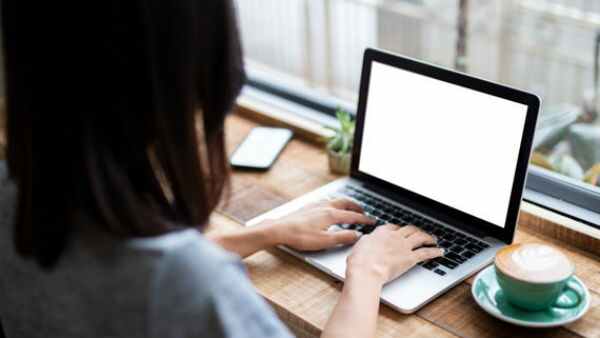 இது இப்போ வேணாம்- சமூகவலைதள கணக்குகளில் இருந்து மாணவிகள் வெளியேற அறிவுறுத்தல்!