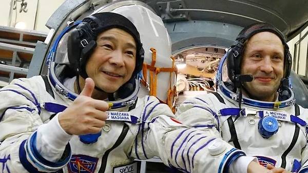 ஒருவழியாக விண்வெளி பயணம் முடிந்து பூமி திரும்பினார் ஜப்பானிய கோடீஸ்வரர்