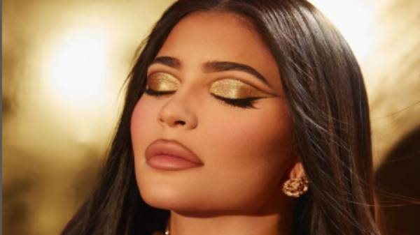 இன்ஸ்டாகிராமில் 300 மில்லியன் ஃபாலோவர்களை பெற்ற முதல் பெண்- உலகப் புகழ்., அப்படி என்ன செய்தார் தெரியுமா? 