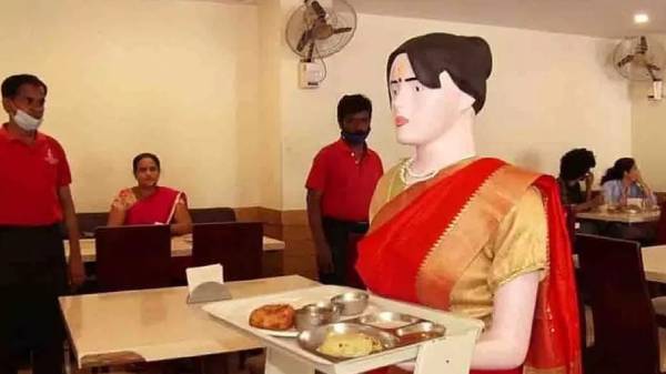 ஆஹா.. வேறலெவல் ஐடியா இது: ஓட்டலில் உணவு பரிமாறும் ரோபோ.! 