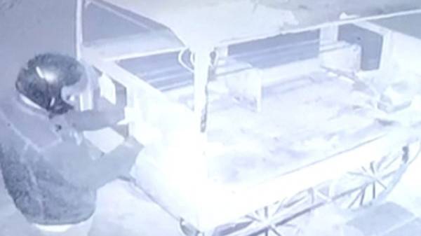 திருப்பூரில் 'க்யூ.ஆர்' ஸ்டிக்கர்  மூலம் நூதன மோசடி.! கடைக்காரர்களே கவனமாக இருக்க வேண்டும்.!