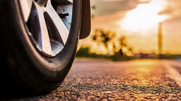 காதலியின் கார் டயரில் ஆப்பிள் வாட்ச்: எந்நேரமும் கண்காணித்து கொண்டே இருந்த காதலன்-கைது.!