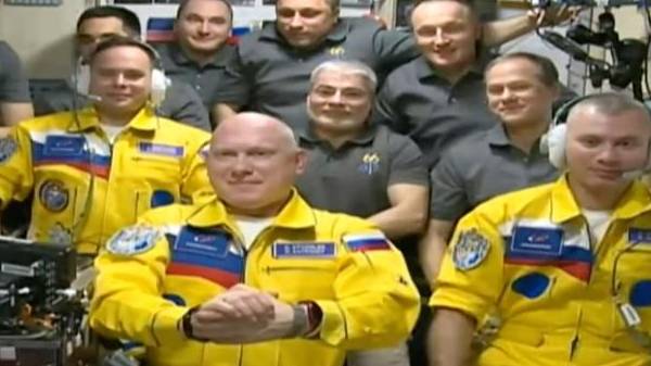 இது பெருமையா?- போருக்கு மத்தியில் விண்ணுக்கு சென்ற ரஷ்ய வீரர்கள்: உக்ரைன் கொடி வண்ணத்தில் உடை அணிந்து டுவிஸ்ட்