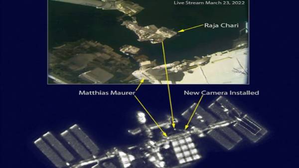 விண்வெளியில் நடைபயணம் செய்த 2 பேர்: பூமியில் இருந்த எடுத்த புகைப்படம்- அது இவர்கள்தானா?