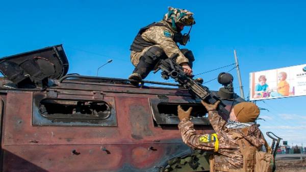 ரஷ்யா-உக்ரைன் போர்: அழுத்தம் கொடுக்கும் வகையில் இதுவரை இத்தனை செயலி, சேவைகள் ரஷ்யாவில் தடை!