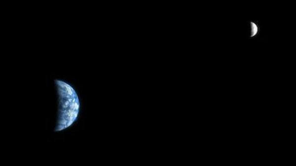 ஓ.. செவ்வாயில் இருந்து பார்த்தா நம்ம பூமியும் நிலவும் இப்படி தான் இருக்குமா? நாசா வெளியிட்ட படம்..