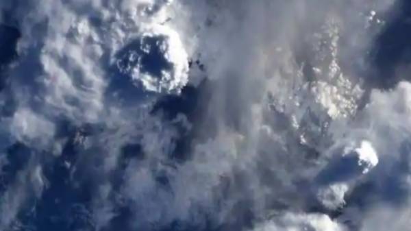  மேகமாய் வந்து போகிறேன்:  மேகக்கூட்டங்களின் புகைப்படங்களை வெளியிட்ட விண்வெளி வீராங்கணை.!