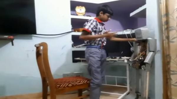 14-வயது சிறுவன் உருவாக்கிய அதிநவீன ரோபோ.! குவியும் பாராட்டுக்கள்.!