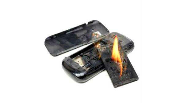 விமானத்தில் நடுவானில் பறக்கும் போது தீப்பிடித்து எறிந்த ஸ்மார்ட்போன்.. என்ன காரணம் தெரியுமா?