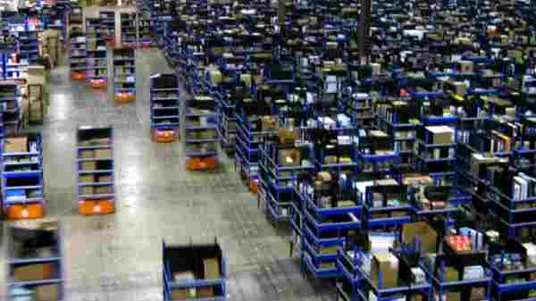 Amazon தளங்களில் பணிபுரியும் AI ரோபோட்கள் மற்றும் மனிதர்கள்