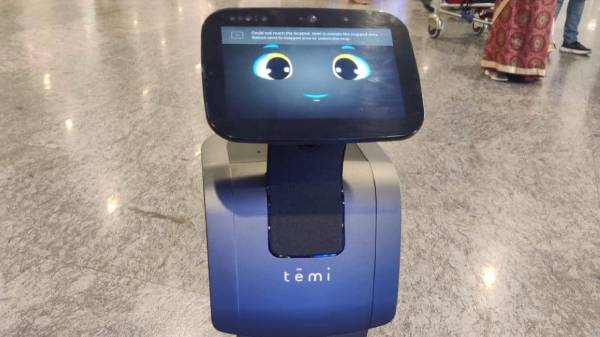 அடேங்கப்பா., இப்படியொரு உதவி செய்யுமா? கோவை விமான நிலையத்தில் வந்தது சூப்பர் ரோபோ.!