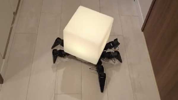 பயத்துக்கே பயம் காட்டி இருட்டில்  நடமாடும் 'ஸ்பைடர் நைட் லேம்ப்: இணையத்தை திகிலூட்டிய வைரல் வீடியோ..