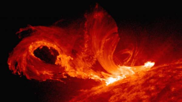 பூமியில் சூரிய வெடிப்பின் தாக்கம்: போன் முதல் இணையதளம் வரை பாதிக்கிறதா? என்னாச்சு?