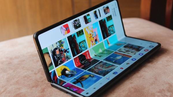 இது ஸ்மார்ட்போனா இல்ல கம்ப்யூட்டரா? பூரிப்படைய வைத்த Samsung Fold 4!